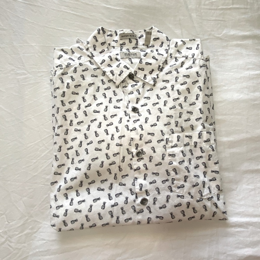 Kenneth Cole reaction, white pineapple, short sleeve button down. slim fit M